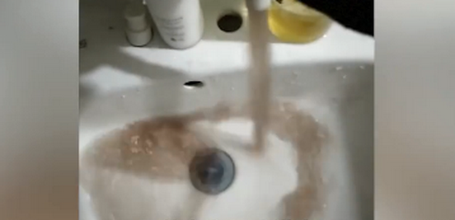 河南居民家自來水渾如咖啡，相關(guān)部門回應(yīng)：主管道水質(zhì)安全可正常飲用